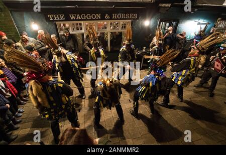 Les membres de l'hameçon Eagle Morris Les danseurs dansent à l'extérieur du wagon et chevaux de pub avant de vous rendre à l'Vaughan Millénaire Verger pour un 'Hartley Wintney Wassail' dans, Hampshire. Banque D'Images