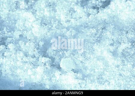 La texture de la neige de printemps humide de près. Résumé fond naturel tons couleur bleu Banque D'Images