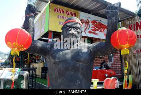 Le restaurant de fruits de mer King Kong à Patong Beach, Phuket, Thaïlande, Asie, a mis les décorations du Nouvel An chinois sur sa figure de King Kong en face du restaurant. La nouvelle année, ou Fête du Printemps, commence le 25 janvier et se termine le 4 février. 2020 est l'année du rat. Banque D'Images