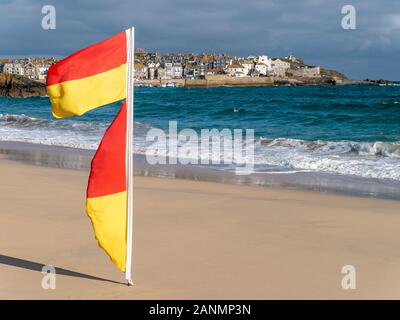 Drapeaux de sauveteur en soufflage marquage de brise de mer en sécurité, la plage de Porthminster, St Ives, Cornwall, England, UK. Banque D'Images