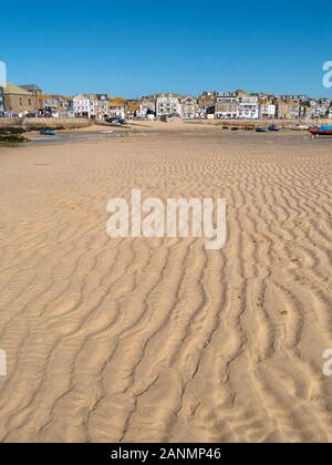 Rippled sand à St Ives Harbour à marée basse en été avec ciel bleu clair, St Ives, Cornwall, England, UK Banque D'Images