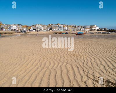 Rippled sand à St Ives Harbour à marée basse en été avec ciel bleu clair, St Ives, Cornwall, England, UK Banque D'Images