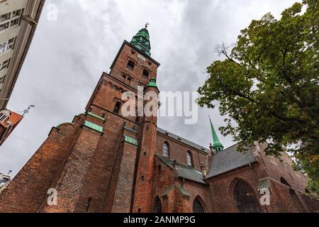 À la recherche jusqu'à l'ancienne église Nikolaj à Copenhague, Danemark. Banque D'Images