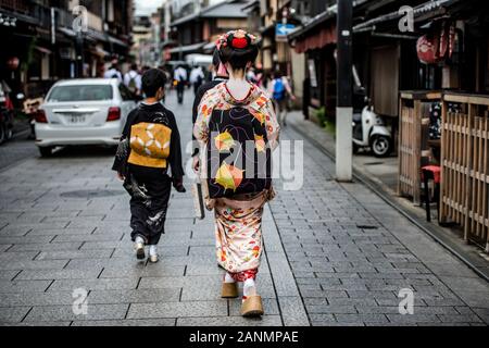 maiko et geisha japonais marchant dans les rues de kyoto Banque D'Images