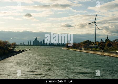 Mississauga et Toronto Skylines vu depuis une tour sur une journée ensoleillée Banque D'Images