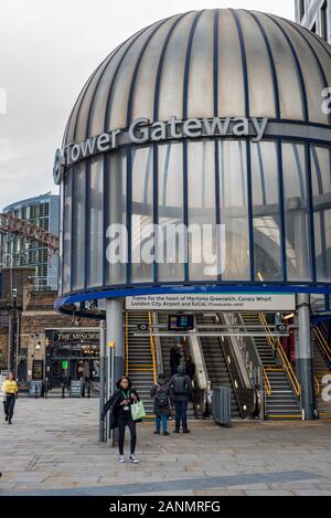 Londres, Royaume-Uni - 16 janvier 2020 : entrée à la station DLR Tower Gateway dans le centre de Londres Banque D'Images