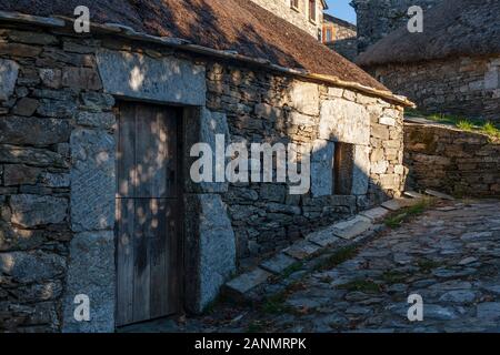 Histoire et Drama jouent à O Cebreiro Espagne avec des maisons historiques de Palloza et des paysages dramatiques galiciens. Un arrêt sur El Camino de Santiago, Espagne. Banque D'Images