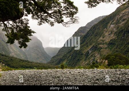 De beaux paysages de vallées profondes creusées glacier dans Milford Track Banque D'Images