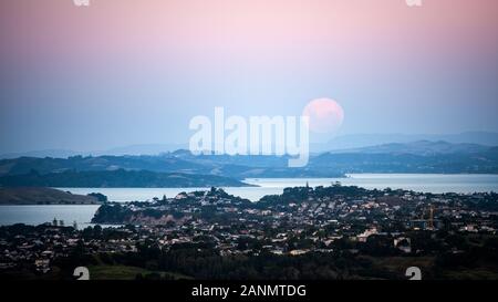 Supermoon monter au-dessus de Auckland Banque D'Images