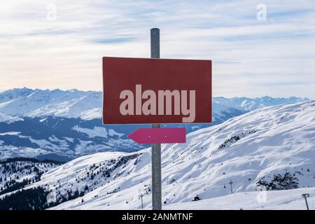 Photo de vide panneau rouge dans les montagnes Banque D'Images