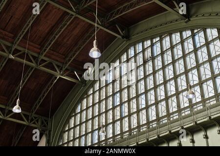 Low Angle View Of Ornate Plafond à Railroad Station Banque D'Images