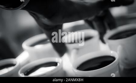 Femme africaine prépare rempli les tasses de café, l'Ethiopie Banque D'Images