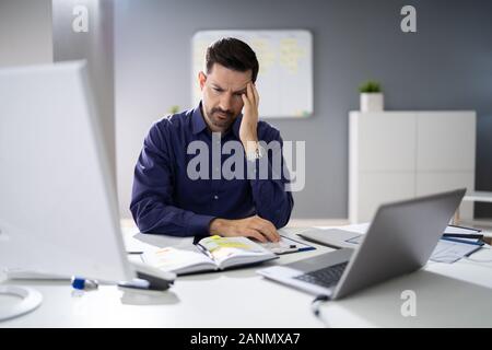 L'homme souffrant de maux qui travaillent dans plus de 24 bureaux Banque D'Images