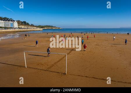 Jouer match de football à la plage de Sardinero, à Santander. La Cantabrie, au nord de l'Espagne. L'Europe Banque D'Images