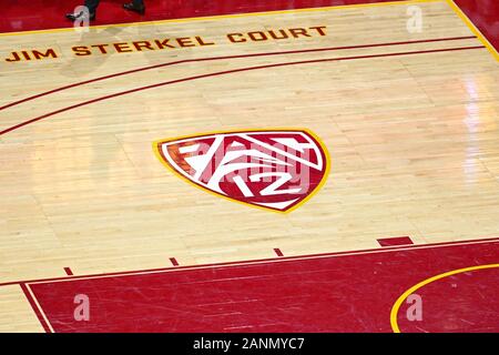 Vue détaillée de la Conférence PAC-12 logo sur la cour de la Jim Sterkel Galen Center pendant un match de basket-ball de NCAA college entre le Sud de la Californie de Troie et les Golden Bears de la Californie, le Jeudi, Janvier 16, 2020, dans la région de Los Angeles. Les Troyens défait les haricots, 88-56. (Photo par IOS/ESPA-images) Banque D'Images