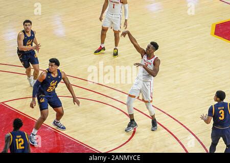 Le sud de la Californie avant de Troie Onyeka Okongwu (21) tire la boule tout en Californie Golden Bears de l'avant Andre Kelly (22) observe la balle lors d'un match de basket-ball de NCAA college, le Jeudi, Janvier 16, 2020, dans la région de Los Angeles. Les Troyens défait les haricots, 88-56. (Photo par IOS/ESPA-images) Banque D'Images