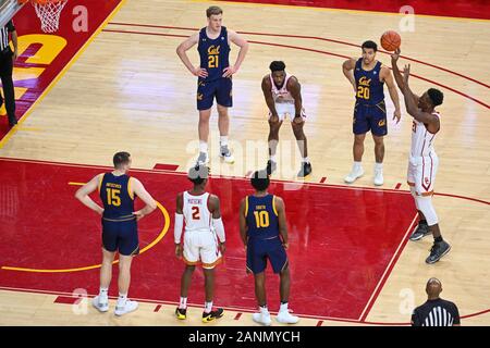 Le sud de la Californie avant de Troie Onyeka Okongwu (21) tire un jet franc lors d'un match de basket-ball de NCAA college contre l'Ours d'or de la Californie, le Jeudi, Janvier 16, 2020, dans la région de Los Angeles. Les Troyens défait les haricots, 88-56. (Photo par IOS/ESPA-images) Banque D'Images