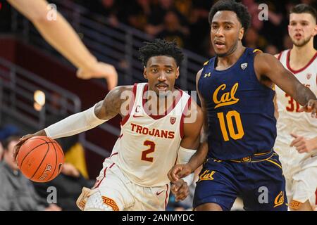 Southern California Trojans guard Jonas Mathews (2) DRIBBLE la balle autour de la Californie Golden Bears guard Kareem Sud (10) pendant un match de basket-ball de NCAA college, le Jeudi, Janvier 16, 2020, dans la région de Los Angeles. Les Troyens défait les haricots, 88-56. (Photo par IOS/ESPA-images) Banque D'Images