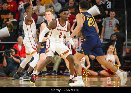 Southern California Trojans guard Jonas Mathews (2) tente de Californie Garde côtière canadienne Garde côtière canadienne Golden Bears Matt Bradley (20) au cours d'un match de basket-ball de NCAA college, le Jeudi, Janvier 16, 2020, dans la région de Los Angeles. Les Troyens défait les haricots, 88-56. (Photo par IOS/ESPA-images) Banque D'Images