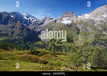 Vue sur Käfertal alpine valley et les glaciers de haute altitude. Fuscherkarkopf, Hohe Dock pics de l'Haute route alpine du Grossglockner. Alpes autrichiennes. Banque D'Images