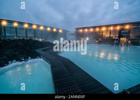 Reykjavik, Islande - Juillet 4, 2018 : Belle piscine spa géothermique Blue Lagoon à Reykjavik. Le spa géothermal Blue Lagoon est l'un des plus visite Banque D'Images
