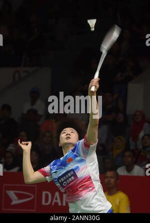 Jakarta, Indonésie. 18 janvier, 2020. Il Bingjiao de la concurrence de la Chine au cours de la demi-finale dames entre Il Bingjiao de Chine et Carolina marin de l'Espagne à l'Indonésie Masters 2020 tournoi de badminton à Jakarta, Indonésie, le 18 janvier 2020. Credit : Zulkarnain/Xinhua/Alamy Live News Banque D'Images