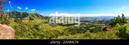 D'un panorama des montagnes et d'un livre vert et vaste vallée sur une journée ensoleillée, Drakensberg, Giants Castle Game Reserve, Afrique du Sud Banque D'Images