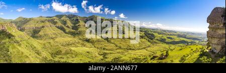 Panorama sur les montagnes vertes, lors d'une journée ensoleillée, sur la main droite est une formation rocheuse appelée Sphinx, Drakensberg, Giants Castle Game Reserve, Sout Banque D'Images