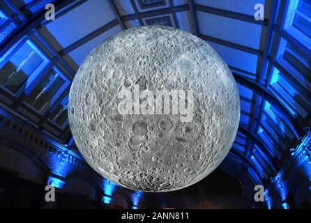 Musée de la Lune, d'une oeuvre de l'artiste britannique Luke Jerram. Sur l'affichage au Natural History Museum, Londres, Angleterre, Royaume-Uni. Mai 2019 - Janvier 2020 Banque D'Images