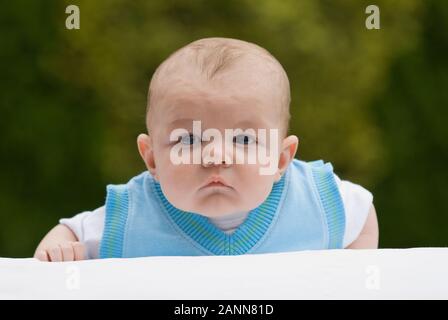 11 Semaine Vieux Bebe Garcon Levant La Tete Pour La Premiere Fois Le Modele Liberation Disponible Photo Stock Alamy