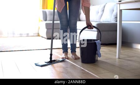 Barefoot girl nettoyage à l'étage, maintenir la propreté et l'hygiène dans la chambre, conseils Banque D'Images