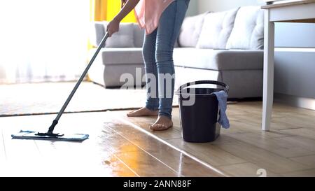 Nettoyage à l'eau femme marbre, conseils pour le nettoyage correct surface en bois, linoléum ou tile Banque D'Images