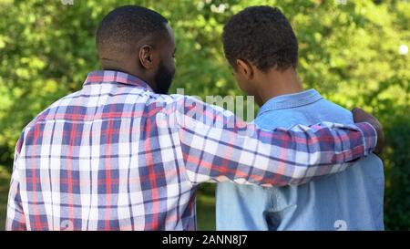 L'afro-american father and son outdoors smiling chaque autres, connexion familiale Banque D'Images