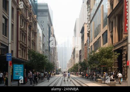 Le ciel au-dessus du centre-ville de Sydney était couvert par une forte fumée rouge provenant du feu de brousse, Australie 19-12-2019 Banque D'Images