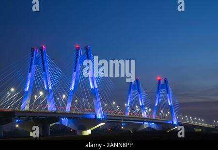 Nouveau pont moderne à double câble, lumineux et monumental, surpassant la Vistule à Cracovie, en Pologne, au coucher du soleil. Banque D'Images