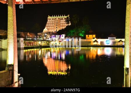 Sree padmanabhaswamy temple et padmatheerham lakshadeepam,étang pendant la cérémonie de thiruvanantapuram,Kerala, Inde Banque D'Images