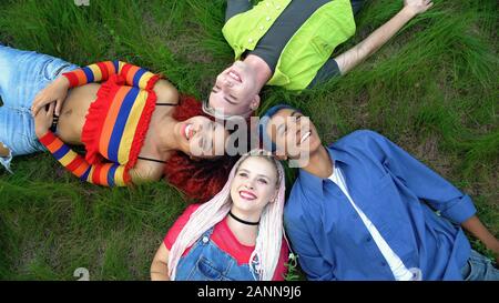Joyeux amis multiraciale couché l'herbe du parc de la jeunesse, freedom connection Banque D'Images