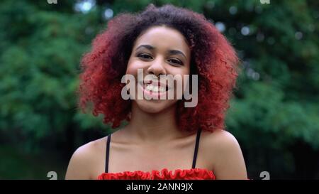 Belle afro-american female teenager smiling appareil photo, beauté, santé des jeunes Banque D'Images