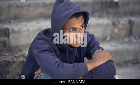 Adolescent déprimé sans-abri assis rue, famille dysfonctionnelle, crise Banque D'Images