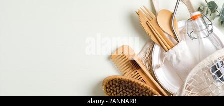 Ensemble de couverts en bambou écologique, mesh panier, brosse de massage, le flacon en verre, le bambou brosse à dents, peigne à cheveux en bois. Concept zéro déchet. Sustainab Banque D'Images