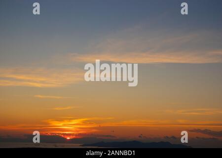 Coucher du soleil à Athènes sur un ciel nuageux avec une vue sur la ville depuis la colline de Lycabettus Banque D'Images