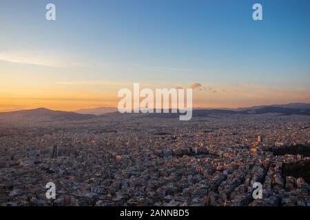 Coucher du soleil à Athènes sur un ciel nuageux avec une vue sur la ville depuis la colline de Lycabettus Banque D'Images