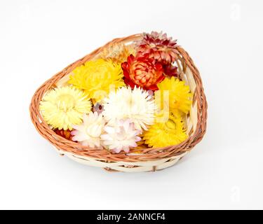 En forme de coeur un panier plein de fleurs séchées Banque D'Images