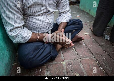 Homme qui prie et la tenue d'encens à Bahadur Shahid sanctuaire Soufi. Varanasi, Inde Banque D'Images