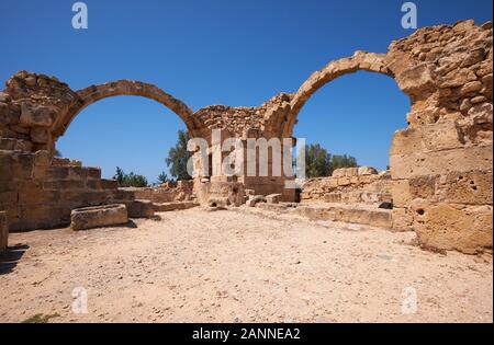 Les arches de château Saranta Kolones - la forteresse médiévale construite sur le site d'une ancienne fort byzantin. Parc archéologique de Paphos. Chypre Banque D'Images