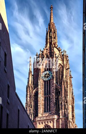 Vue de la célèbre cathédrale impériale de la saint Barthélemy dans la vieille ville de Frankfurt am Main, Allemagne Banque D'Images