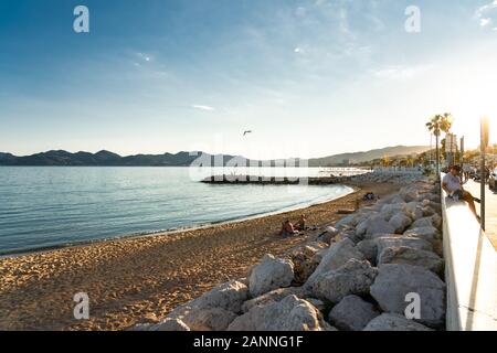 CANNES, FRANCE - 01 juin 2019 : les touristes à la plage dans la ville de la French Riviera Banque D'Images