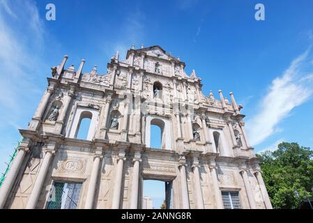 Macao, Chine - 16 octobre 2019 : Front vue de près les ruines de Saint Paul's (Ruinas de Sao Paulo) à Macao (Macao) ville avec ciel bleu, de voyage Banque D'Images