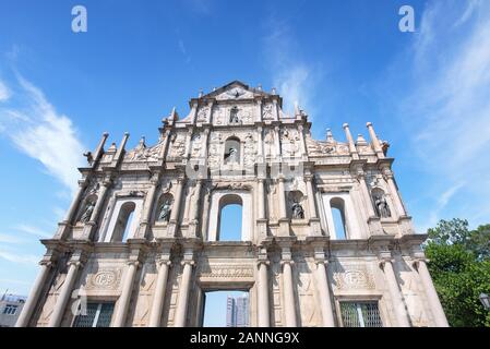 Macao, Chine - 16 octobre 2019 : Front vue de près les ruines de Saint Paul's (Ruinas de Sao Paulo) à Macao (Macao) ville avec ciel bleu, de voyage Banque D'Images