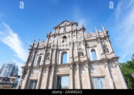 Macao, Chine - 16 octobre 2019 : Front vue de près les ruines de Saint Paul's (Ruinas de Sao Paulo) à Macao (Macao) ville avec ciel bleu, de voyage Banque D'Images